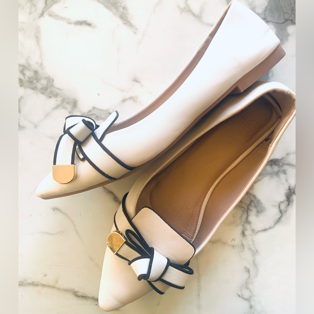 TWISTED BOW Faux Leather Flat-Sz 10.5-CRM/BLK